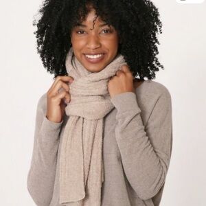 NWOT Barefoot Dreams CozyLite Ribbed Acarf